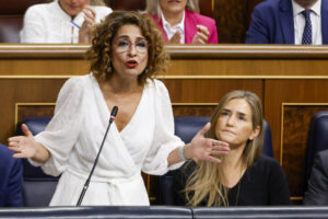 La ministra de Hacienda, María Jesús Montero (c), durante la sesión de control celebrada, este miércoles, en el Congreso de los Diputados. EFE/ J.J. Guillén
