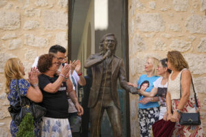 Seguidores de todo el mundo de Camilo Sesto descubren una escultura del artista en su población natal, Alcoy (Alicante). EFE/Pablo Miranzo