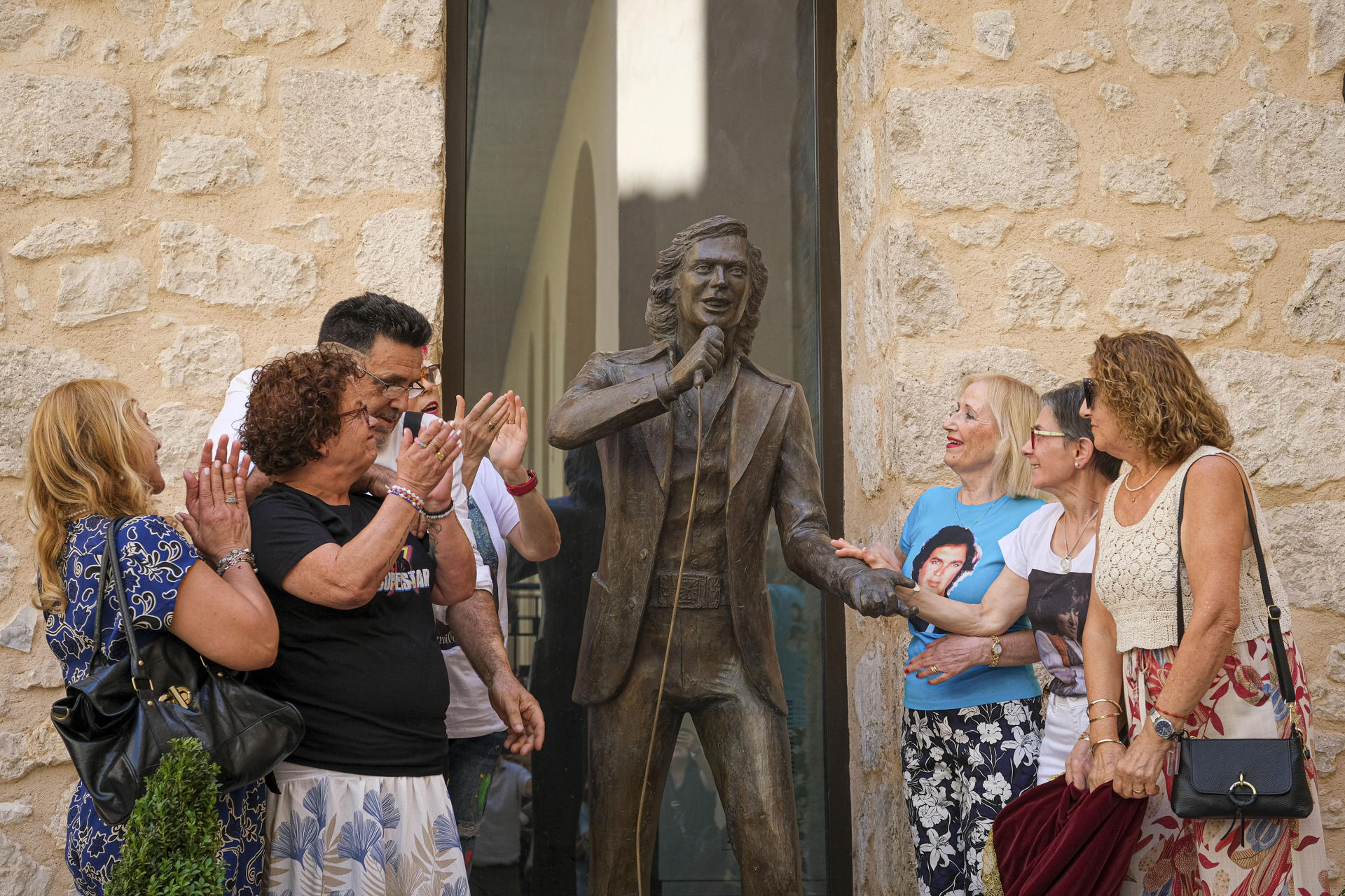 Seguidores de todo el mundo de Camilo Sesto descubren una escultura del artista en su población natal, Alcoy (Alicante). EFE/Pablo Miranzo
