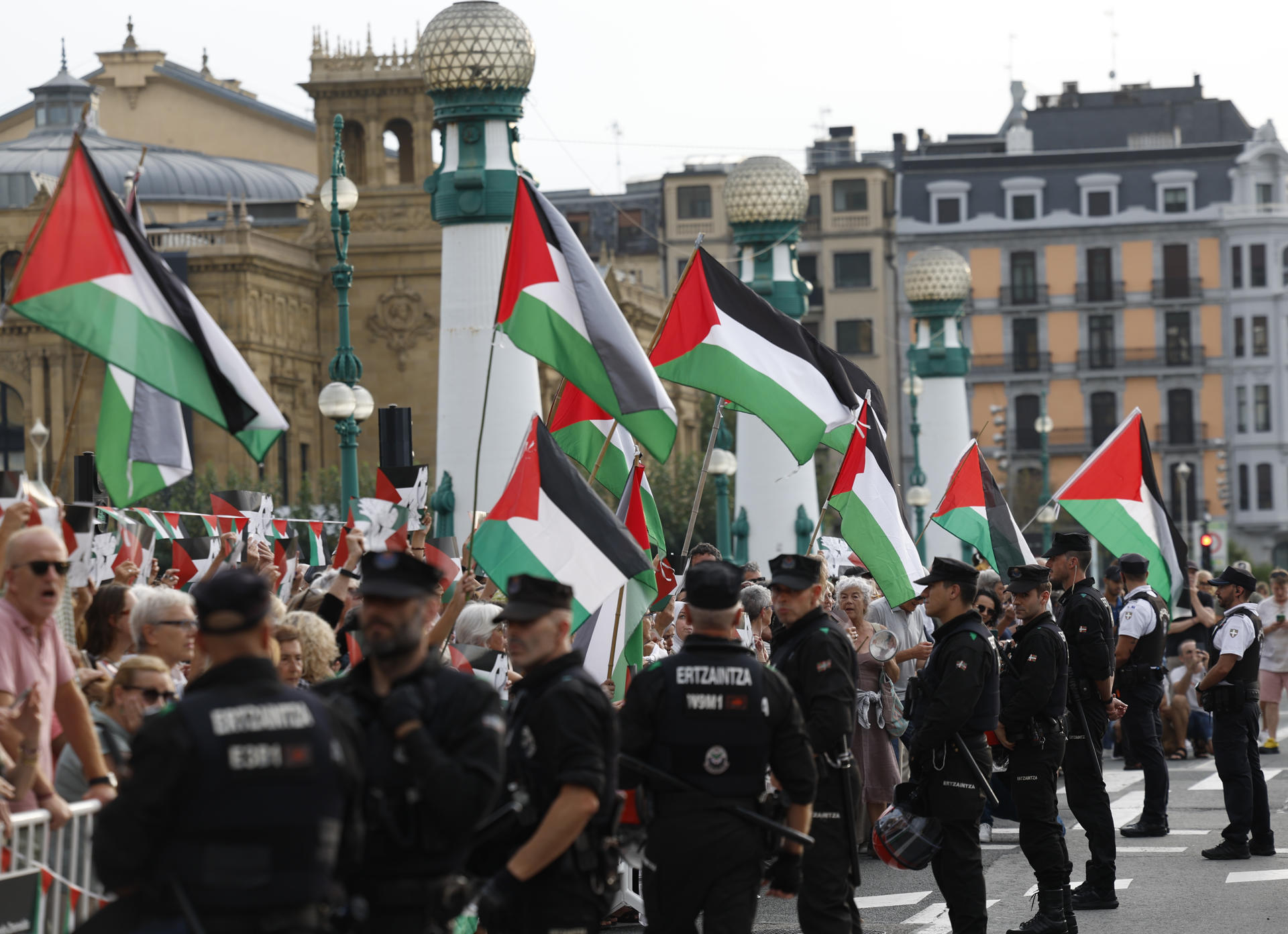 Concentración a favor de Palestina este viernes frente a la alfombra roja de la gala inaugural de la 73 el Festival Internacional de Cine de San Sebastián. EFE/Juan Herrero