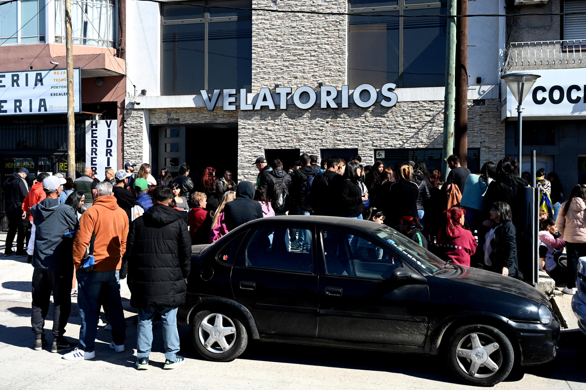 Familiares de las jóvenes asesinadas Brenda del Castillo y Morena Verdi, asisten al velatorio en el barrio San Justo este jueves, en Buenos Aires (Argentina). EFE/ STR