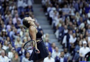 Aryna Sabalenka celebra el 'match point' ante Jessica Pegula en la semifinal del US Open 2025. EFE/EPA/CRISTOBAL HERRERA-ULASHKEVICH