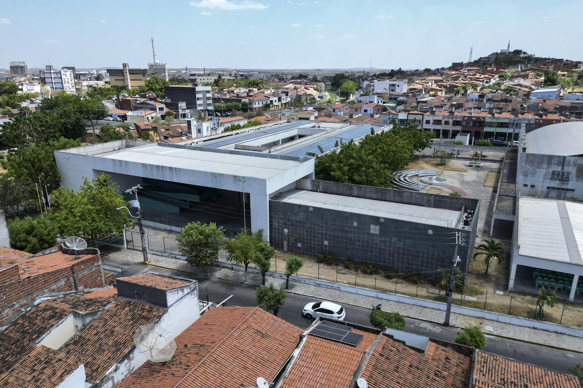 Fotografía aérea que muestra la escuela Estatal Luiz Felipe ubicada en el barrio Campo dos Velhos este jueves, en Sobral (Brasil). EFE/ Matheus Mesquita