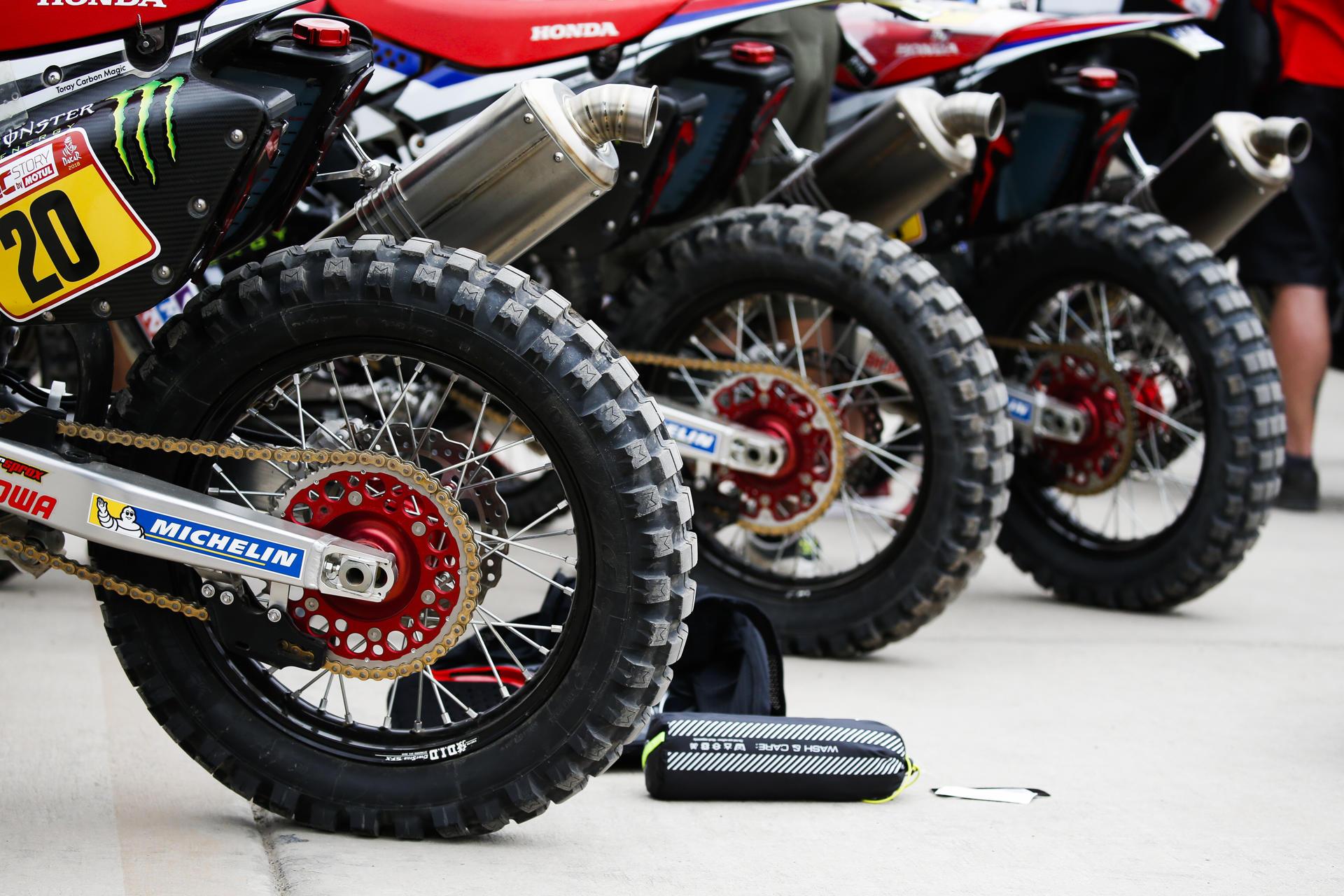Fotografía de archivo de motocicletas en la zona de verificaciones técnicas para el Dakar en Lima (Perú). EFE/David Fernández