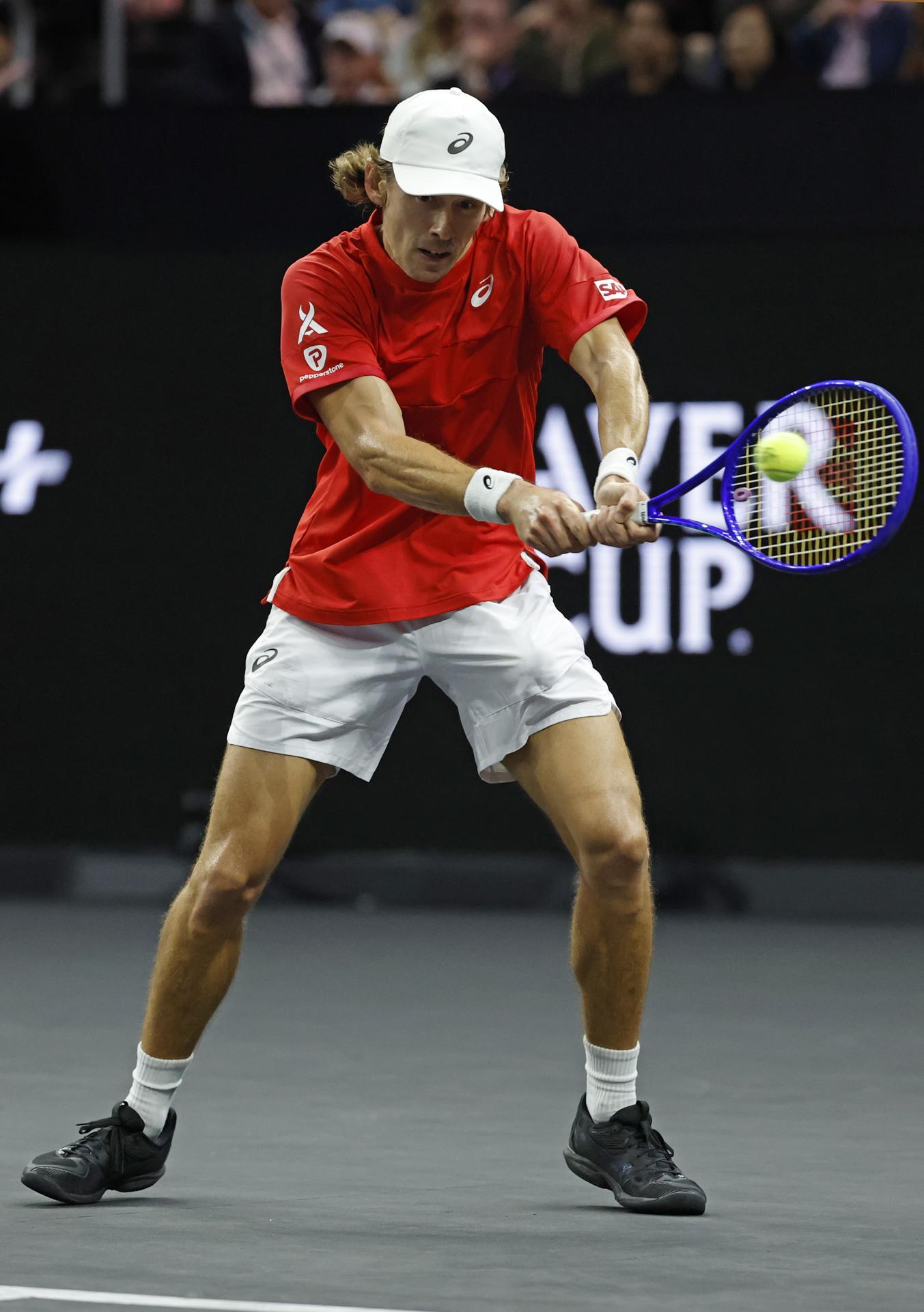 El australiano Alex de Miñaur, del Equipo Mundo, en acción contra el checo Jakub Mensik, del Equipo Europa durante el Día 3 del torneo de tenis Laver Cup en San Francisco, California (EE.UU.). EFE/JOHN G. MABANGLO