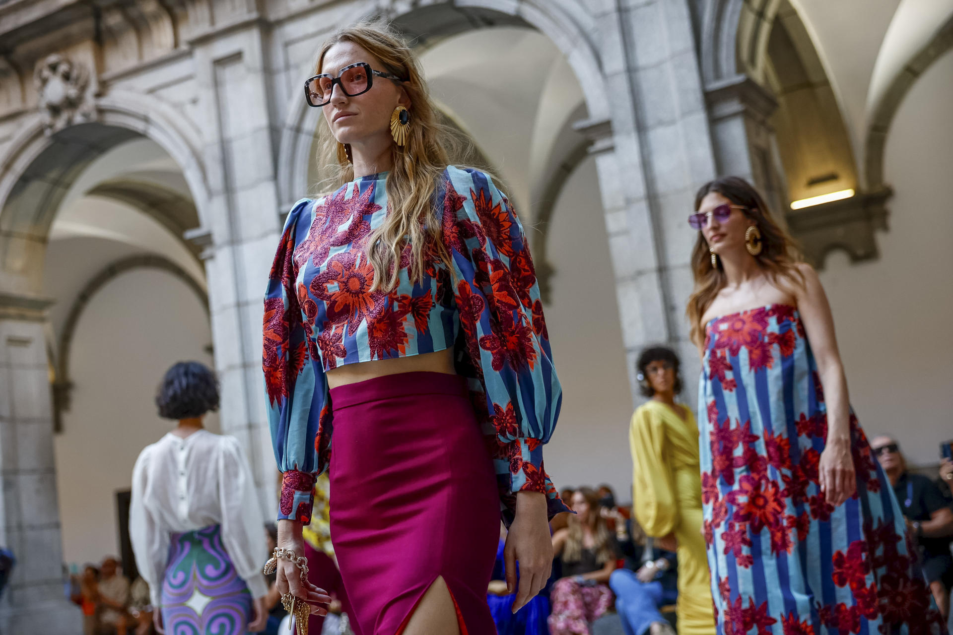 Una modelo luce un diseño de Duyos durante el desfile de su colección Primavera 2026, dentro del décimo aniversario de Madrid es Moda, este lunes en el Claustro del Pozo, en Madrid. EFE/Daniel González