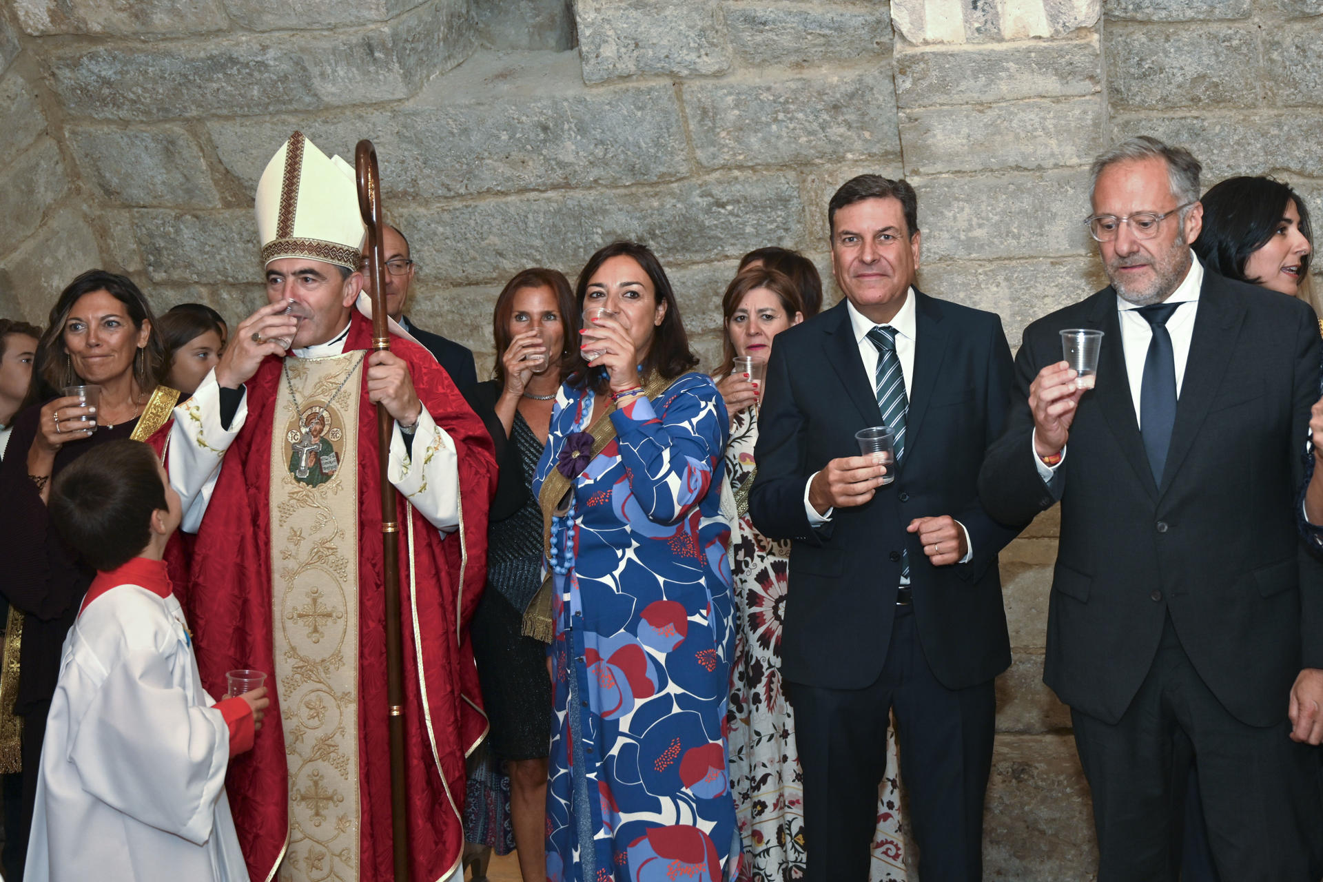 El obispo de Palencia, Mikel Garciandía (i); la alcaldesa de Palencia, Miriam Andrés (2i); el portavoz y consejero de Economía de la Junta de Castilla y León, Carlos Fernández Carriedo (2d) y el presidente de las Cortes de Castilla y Léon, Carlos Pollán (d) beben el agua de la cripta de San Antolín. EFE/ Almudena Álvarez