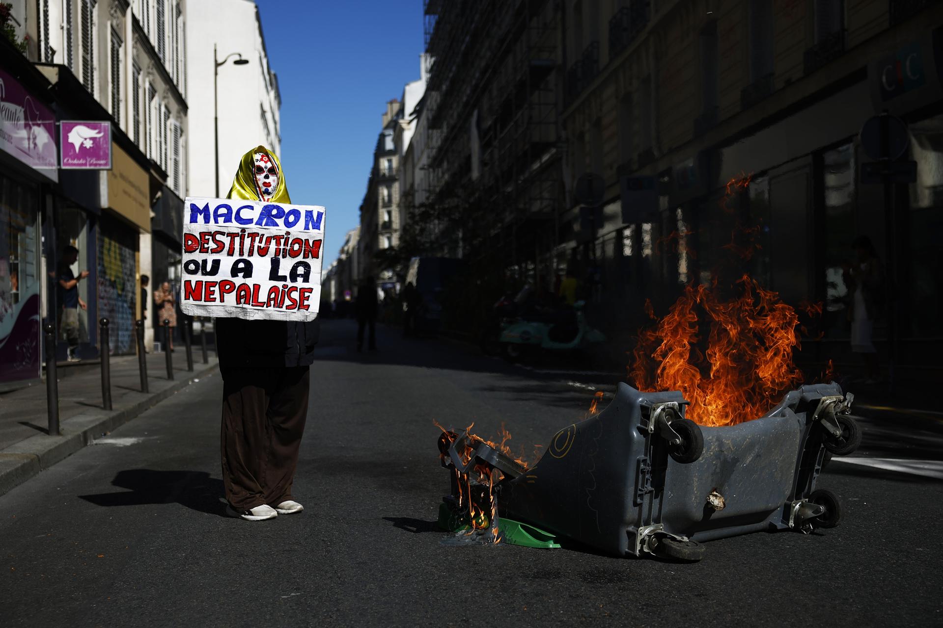 París, 18/09/2025 (EFE). Al menos 3 personas han resultado heridas y 140 detenidas hasta media tarde en la jornada de huelgas y manifestaciones organizadas por todos los sindicatos contra los ajustes en Francia, con altercados e incidentes en varias ciudades. EFE/EPA/YOAN VALAT
