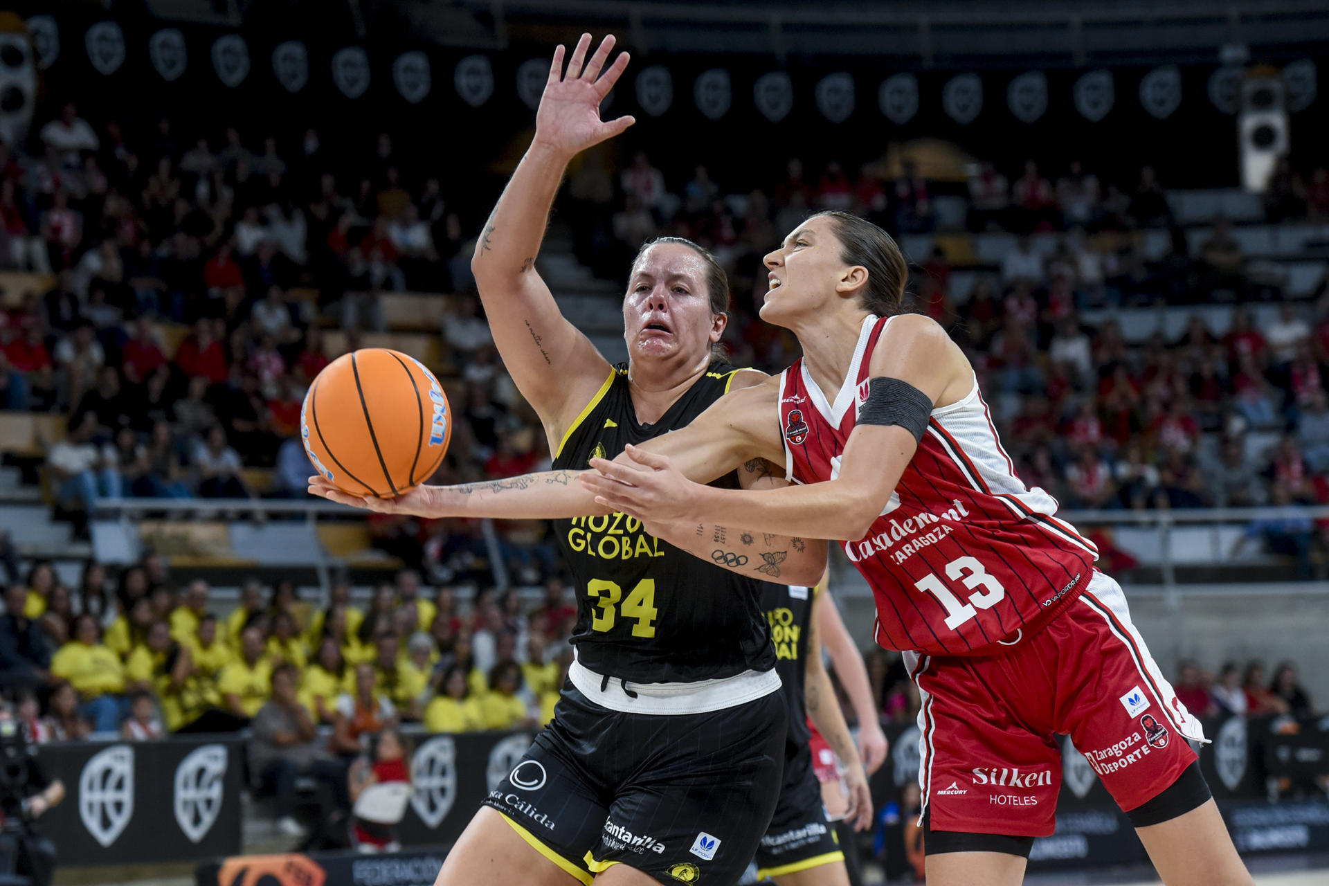 La alero del Basket Zaragoza Helena Pueyo (d) en acción ante la pívot del Jairis Billie Massey este sábado, durante el partido de semifinal de la Supercopa de España, entre el Basket Zaragoza y el Hozono Global Jairis, en Huesca. EFE/ Javier Blasco
