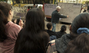 Un grupo de estudiantes fue captado este miércoles, 17 de septiembre, al tomar clases al aire libre, como forma de protesta y antes de una masiva movilización en contra de las políticas aplicadas por el presidente Milei a la educación pública argentina, en Buenos Aires (Argentina). EFE/Pablo Barrera