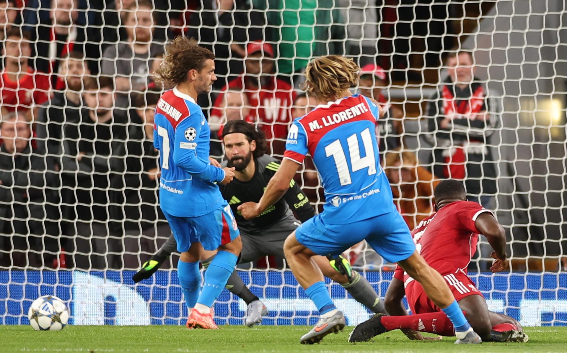 El jugador del Atletico Madrid Marcos Llorente acorta distancias durante el partido de la fase de liga de la UEFA Champions League league que han jugado Liverpool y Atletico Madrid en Liverpool, Reino Unido. EFE/EPA/ADAM VAUGHAN
