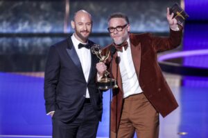 El director canadiense Seth Rogen (d) y el guionista canadiense Evan Goldberg (i) reciben el premio Emmy a la mejor dirección en una serie de comedia por 'The Studio' durante la 77.ª ceremonia anual de los premios Emmy celebrada en el Peacock Theater de Los Ángeles. EFE/EPA/ALLISON DINNER