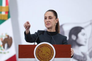 La presidenta de México, Claudia Sheinbaum, habla durante una rueda de prensa este viernes en Palacio Nacional de la Ciudad de México (México). EFE/Mario Guzmán