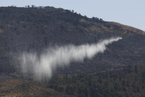 Una docena de medios aéreos entre aviones y helicópteros luchan contra el incendio forestal activo en el paraje Cortijo El Navazo, en el municipio malagueño de Parauta, ubicado en la Serranía de Ronda, según ha informado el plan andaluz contraincendidos INFOCA.EFE/Jorge Zapata