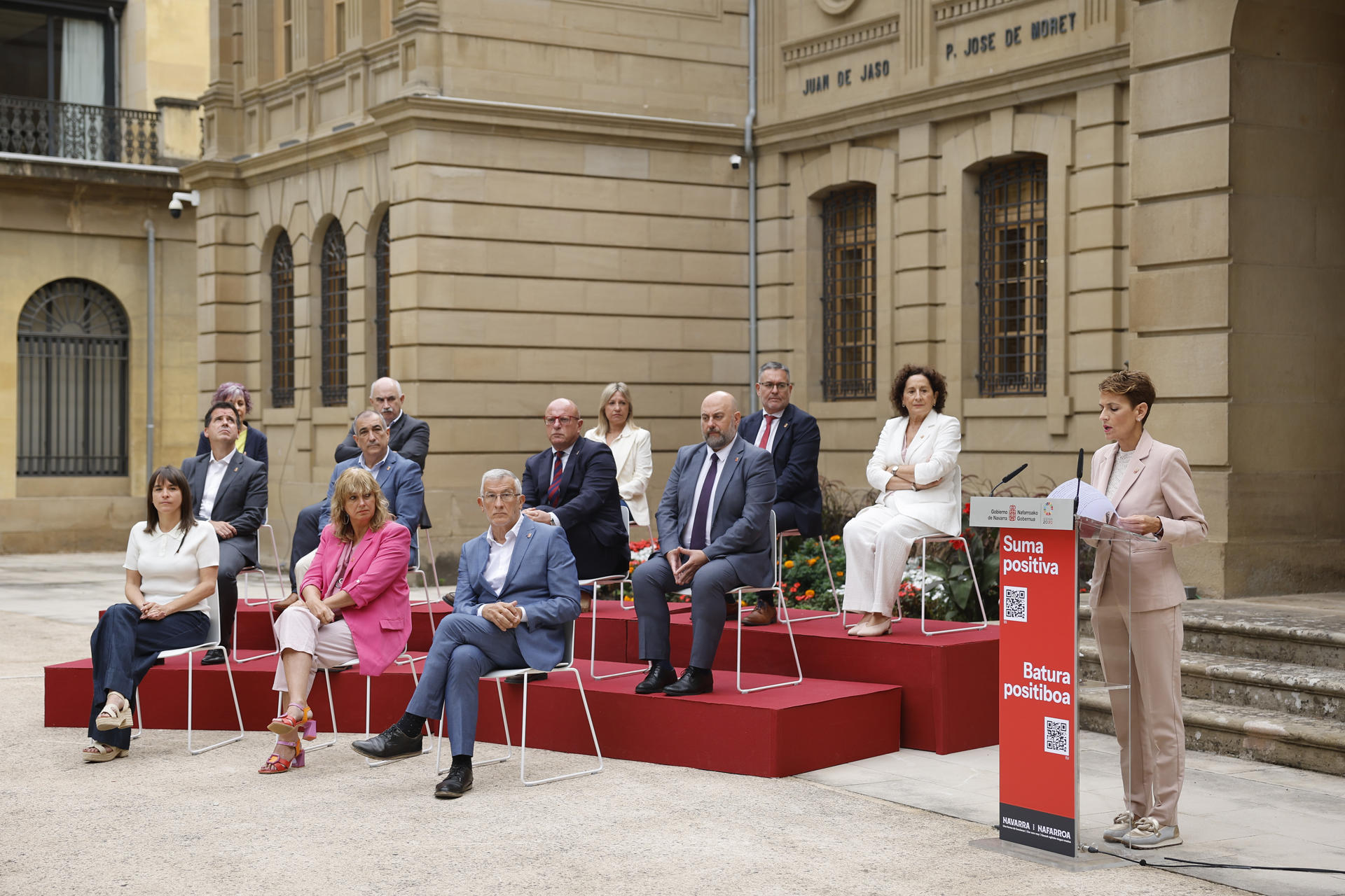 La presidenta del Gobierno de Navarra, María Chivite, durante la comparecencia que ha tenido lugar este lunes en los jardines del Palacio de Navarra para hacer un balance de la legislatura, en la que ha destacado el "refuerzo de la institucionalidad" que se ha producido en la Comunidad Foral en los últimos años, a través, según ha dicho, del proceso de transferencia de nuevas competencias y el fortalecimiento de servicios públicos como la educación y la sanidad. EFE/ Villar López