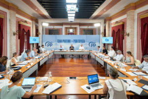 El presidente del Partido Popular, Alberto Núñez Feijóo (c), junto a los presidentes del PP de Comunidades Autónomas este sábado, en Murcia. Alberto Núñez Feijóo se reúne este sábado a puerta cerrada en un restaurante de la huerta de Murcia con los presidentes autonómicos de su formación para diseñar la estrategia del nuevo curso político. EFE/ Pp De Murcia SOLO USO EDITORIAL SOLO DISPONIBLE PARA ILUSTRAR LA NOTICIA QUE ACOMPAÑA (CRÉDITO OBLIGATORIO)