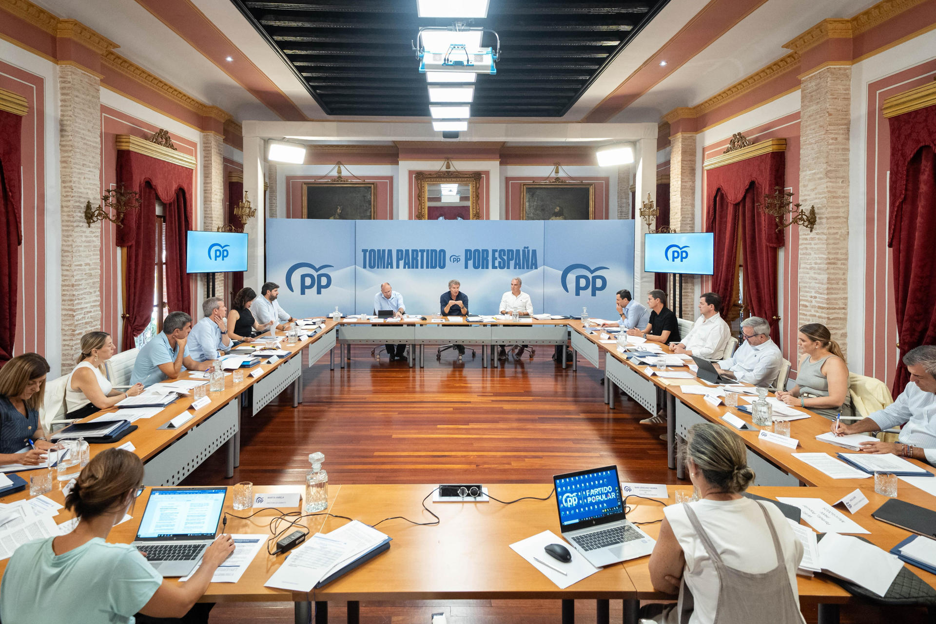 El presidente del Partido Popular, Alberto Núñez Feijóo (c), junto a los presidentes del PP de Comunidades Autónomas este sábado, en Murcia. Alberto Núñez Feijóo se reúne este sábado a puerta cerrada en un restaurante de la huerta de Murcia con los presidentes autonómicos de su formación para diseñar la estrategia del nuevo curso político. EFE/ Pp De Murcia SOLO USO EDITORIAL SOLO DISPONIBLE PARA ILUSTRAR LA NOTICIA QUE ACOMPAÑA (CRÉDITO OBLIGATORIO)