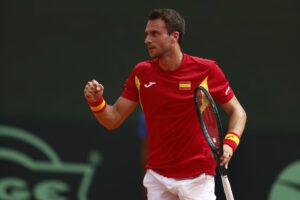 El español Pedro Martínez celebra tras ganar un juego en el segundo set ante el danés Holger Rune durante el partido de Copa Davis disputado este domingo en el club de tenis Puente Romano en Marbella. EFE/ Jorge Zapata