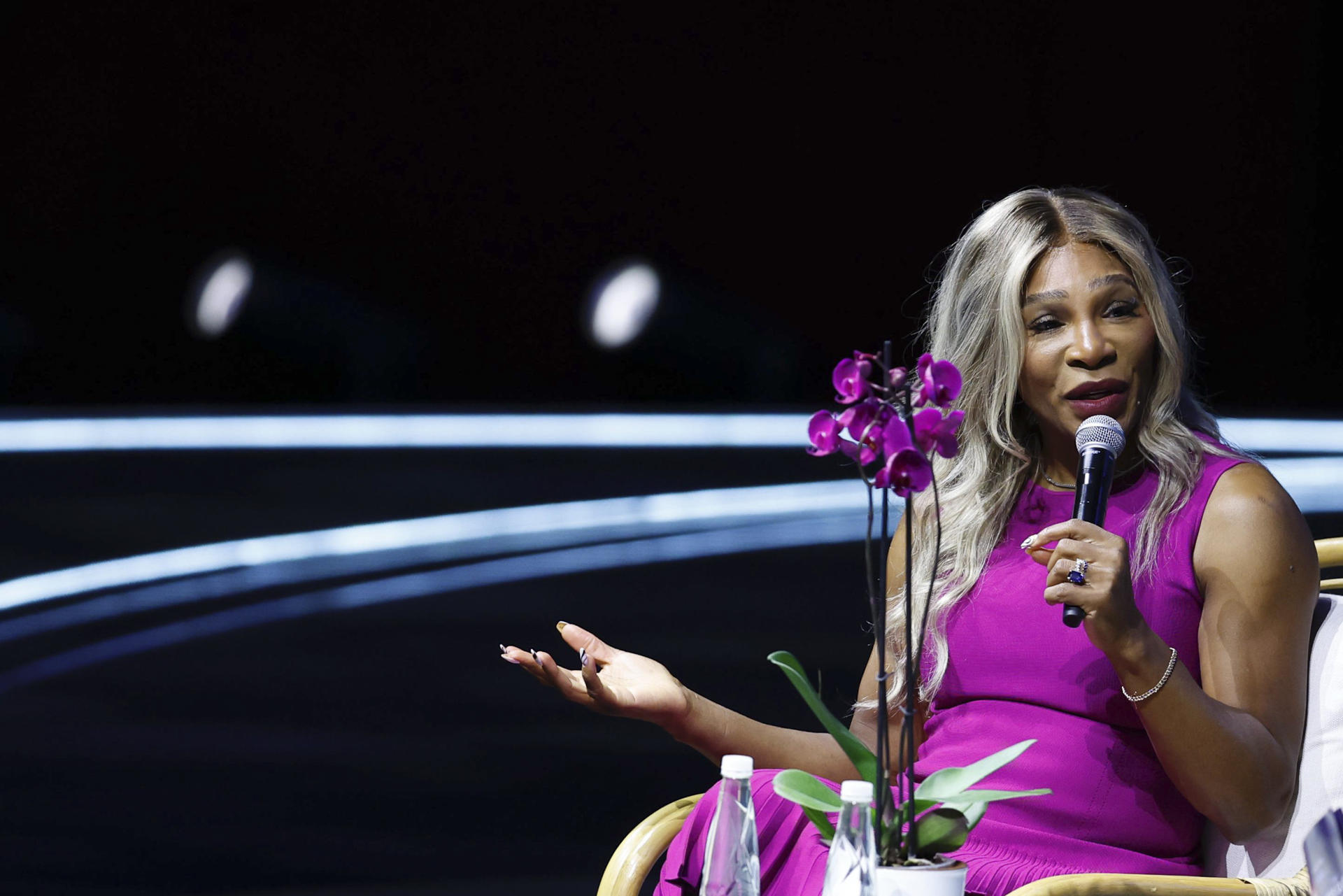 La extenista estadounidense Serena Williams habla durante el evento México Siglo XXI de la fundación Telmex en el Auditorio Nacional de Ciudad de México (México). EFE/Sáshenka Gutiérrez

