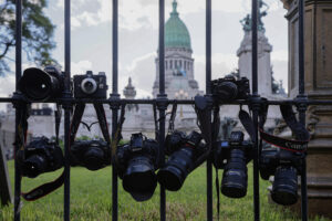 Fotografía de archivo de cámaras colgadas en una reja en una protesta de reporteros gráficos de Argentina en solidaridad con el fotógrafo argentino Pablo Grillo, en Buenos Aires (Argentina). EFE/ STR
