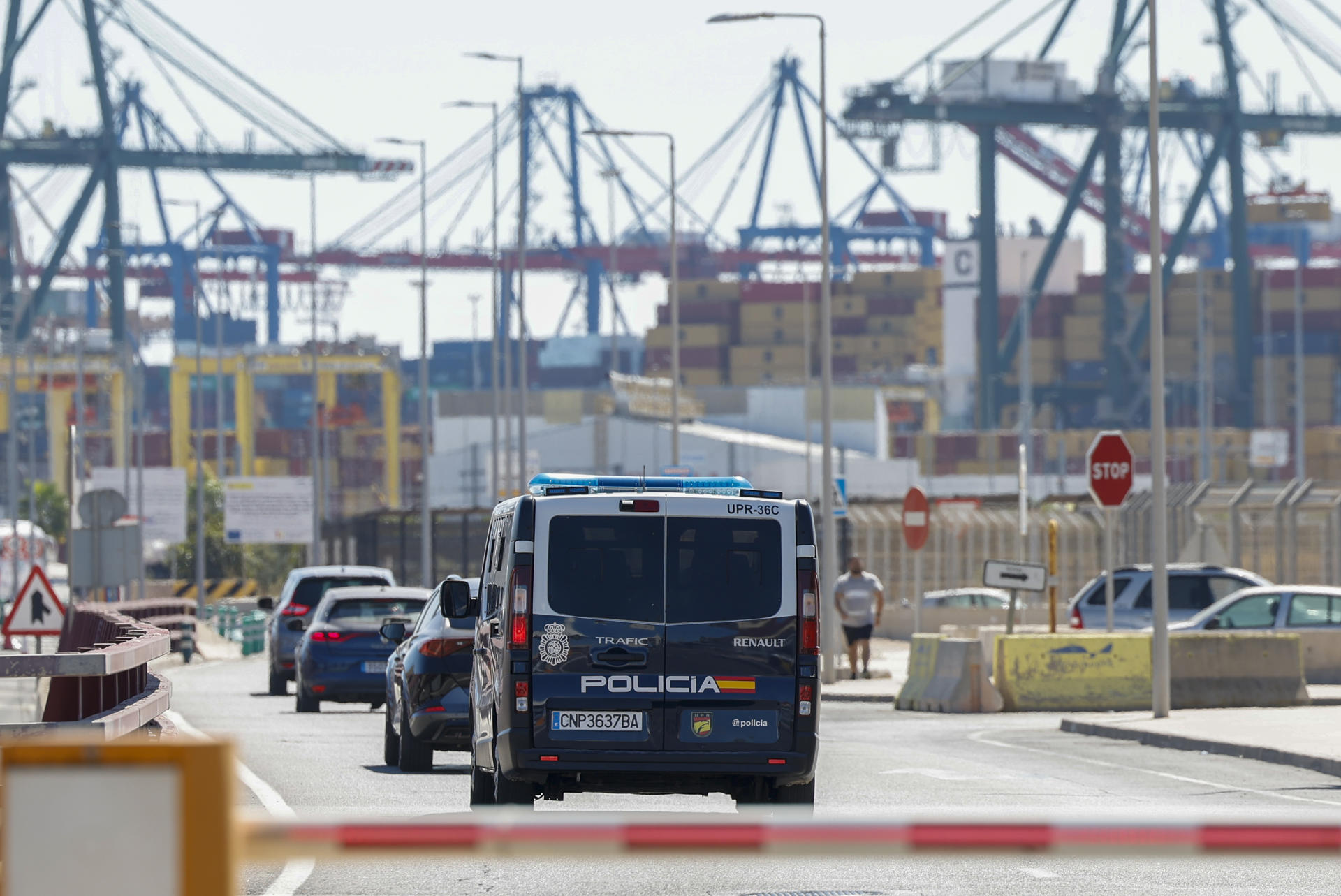 Un vehículo de la Polícía Nacional accede al Puerto de Valencia este lunes en el que mantienen abierta una operación contra el narcotráfico en varios municipios de esta provincia que, provisionalmente, acumula más de treinta detenciones tras haberse detectado la entrada de al menos 3,5 toneladas de cocaína a través del puerto, según han confirmado a EFE fuentes de la investigación. EFE/Ana Escobar