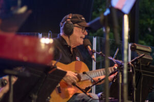 El cubano Silvio Rodríguez canta durante un concierto en la escalinata de la Universidad de La Habana este viernes, en La Habana (Cuba). EFE/ Otmaro Rodríguez