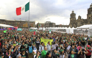 Una marea verde conformada por colectivos de mujeres se manifestó en Guadalajara y en otras ciudades de México para pedir la despenalización del aborto y un acceso libre a los servicios para la interrupción del embarazo. Imagen de archivo. EFE/Mario Guzmán