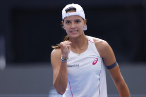 La tenista colombiana Emiliana Arango reacciona ante la australiana Storm Hunter este jueves, durante un partido del torneo Guadalajara Open WTA 500 en el Centro Panamericano de Tenis en Guadalajara (México). EFE/Francisco Guasco