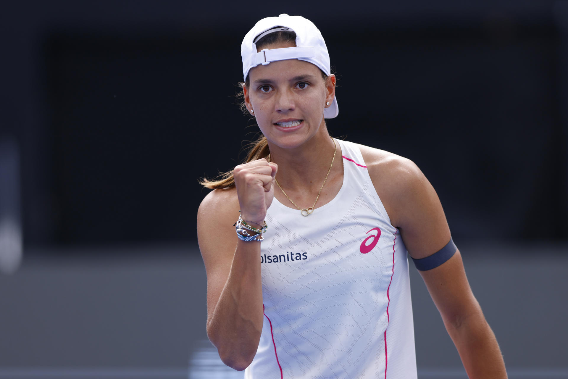 La tenista colombiana Emiliana Arango reacciona ante la australiana Storm Hunter este jueves, durante un partido del torneo Guadalajara Open WTA 500 en el Centro Panamericano de Tenis en Guadalajara (México). EFE/Francisco Guasco