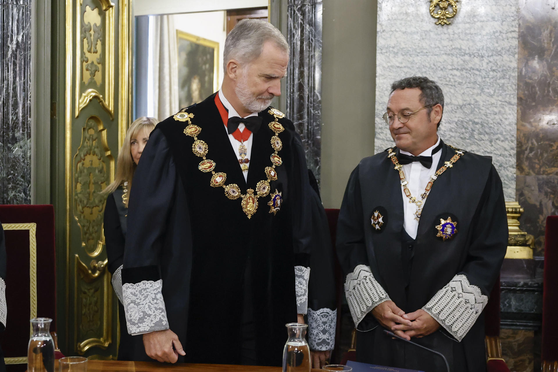 Felipe VI pasa junto al fiscal general del Estado, Álvaro García Ortiz (d), a su llegada este viernes al Tribunal Supremo para presidir el tradicional acto de apertura del año judicial. EFE/ Chema Moya POOL