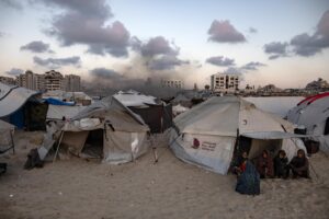Fotografía de archivo de las filas de tiendas de campaña que albergan a palestinos desplazados internos a lo largo de la costa de Gaza. EFE/HAITHAM IMAD
