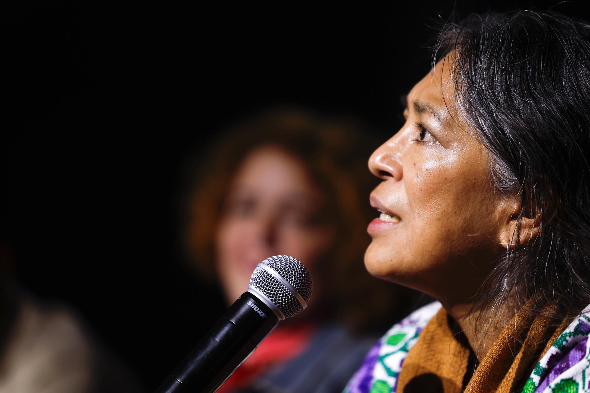 La cineasta y activista mexicana Ángeles Cruz habla en una rueda de prensa este miércoles, en Ciudad de México (México). EFE/Sáshenka Gutiérrez
