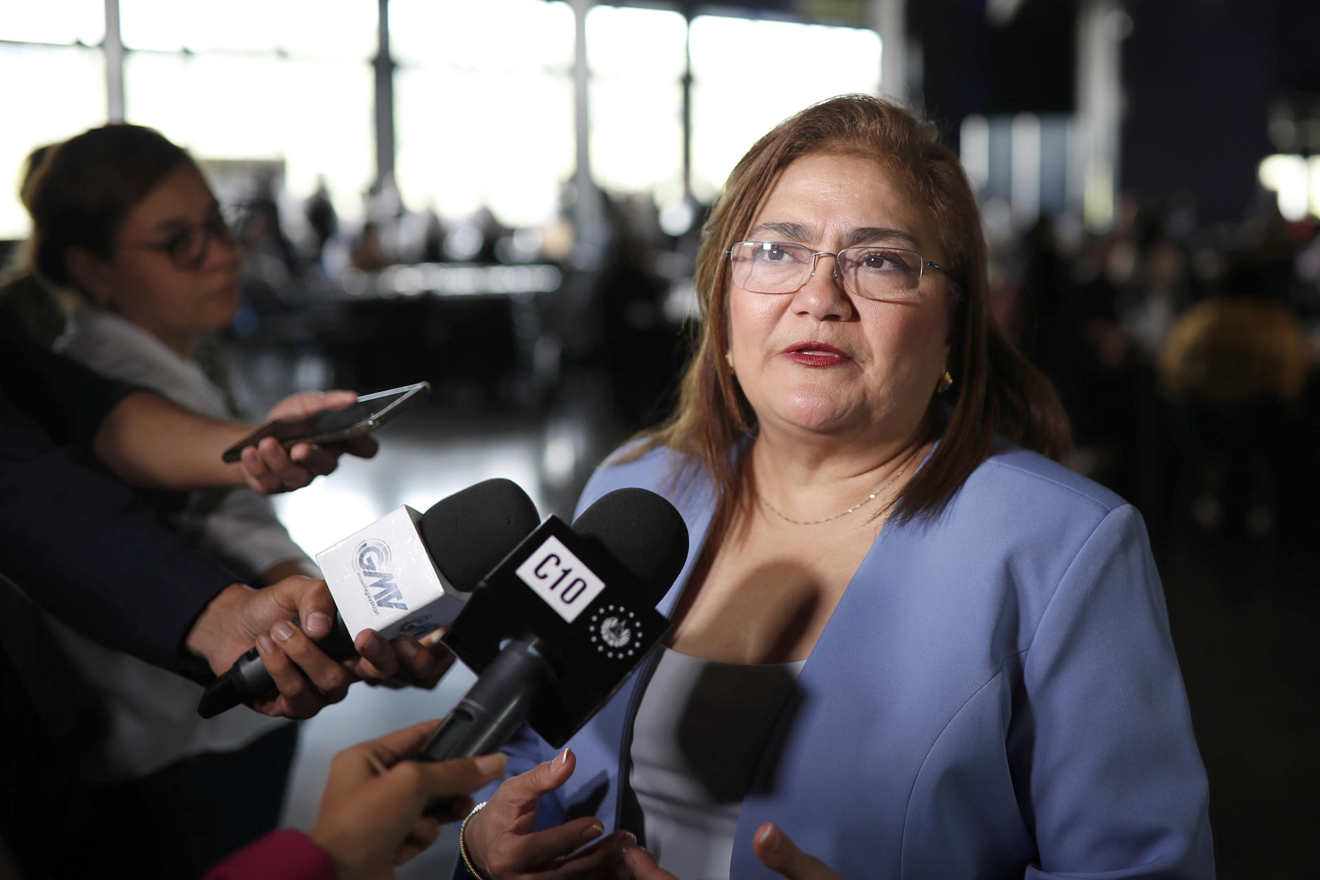 La procuradora de derechos humanos de El Salvador, Raquel Caballero, habla en una rueda de prensa este jueves, en Nuevo Cuscatlán (El Salvador). EFE/ Rodrigo Sura