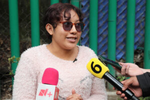 La hija de la mujer que protegió a su nieta durante la explosión de un camión de gas, Cynthia Yazmín Carrillo, habla con periodistas afuera del Hospital Centro Médico Siglo XXI este viernes, en Ciudad de México (México). EFE/ Mario Guzmán