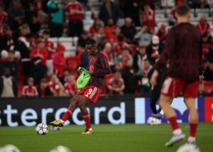 El jugador del Liverpool Alexander Isak calienta antes del partido ante el Atlético en Anfield, Liverpool, Reino Unido. EFE/EPA/ADAM VAUGHAN