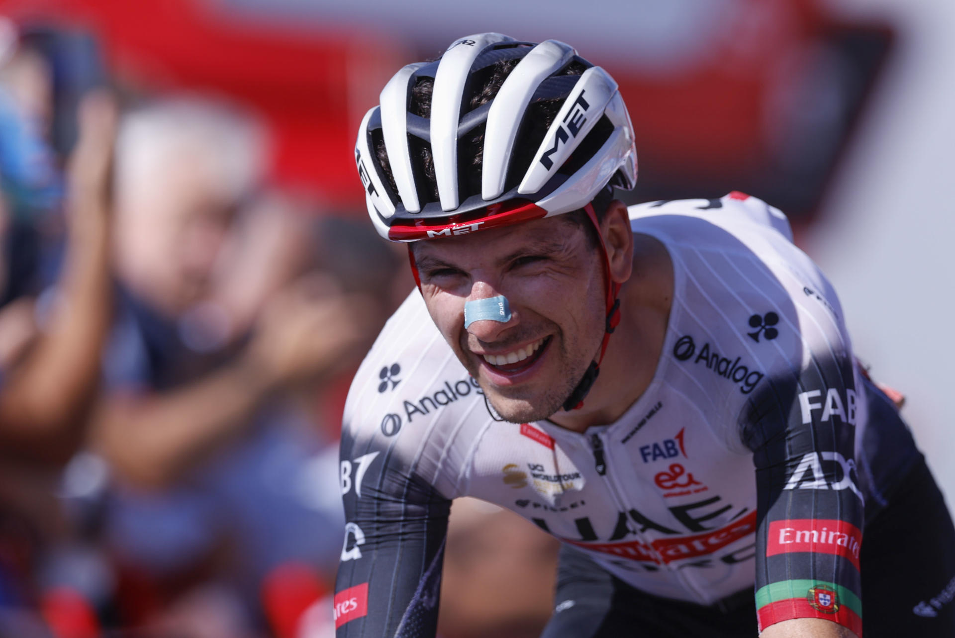 El portugués Joao Almeida (UAE Team Emirates-XRG) vence en la etapa 13 de la Vuelta Ciclista a España 2025 disputada entre el Cabezón de la Sal, y L'Angliru, de 202,7km de recorrido, este viernes. EFE/Javier Lizón