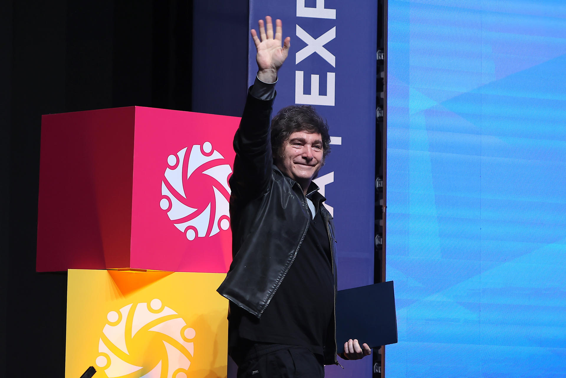 El presidente de Argentina, Javier Milei, saluda durante el Foro de Emprendedores Industriales de Paraguay 2025 este martes, en Asunción (Paraguay). EFE/ Eduardo Velázquez