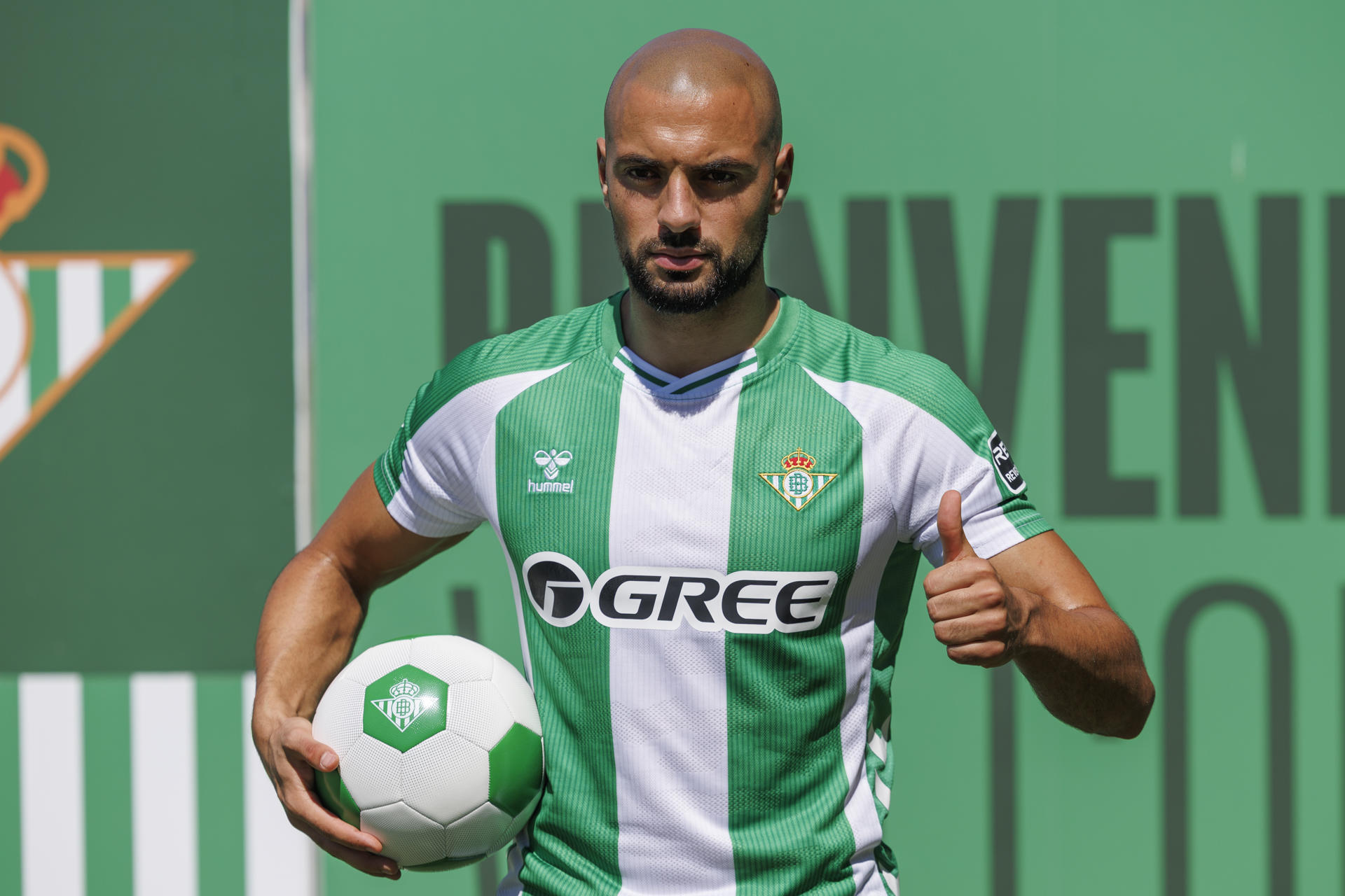 El internacional marroquí Sofyan Amrabat posa con la equipación verdiblanca durante el acto de presentación como nuevo jugador del Real Betis, este lunes en la ciudad deportiva Luis del Sol en Sevilla. EFE/ Julio Muñoz