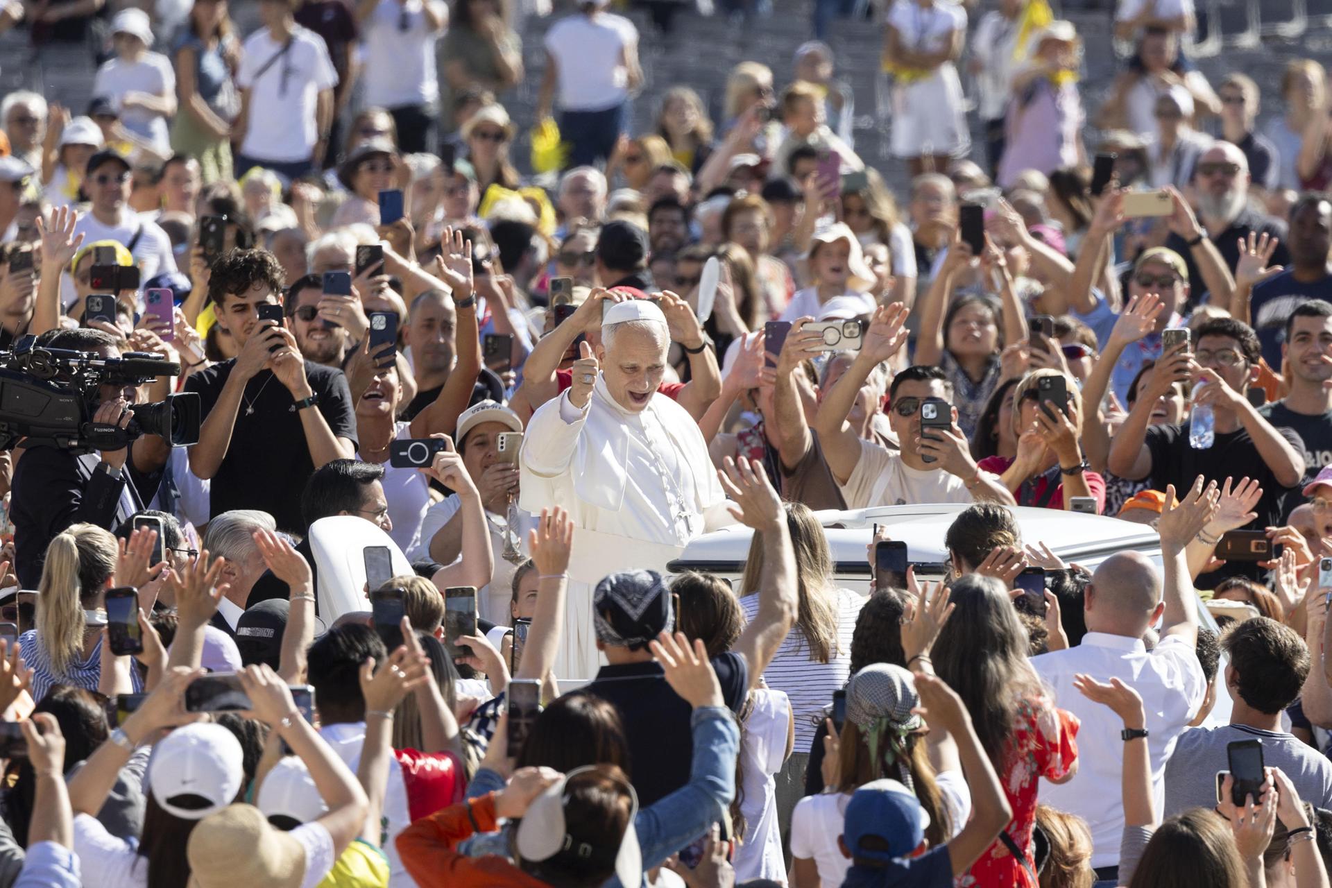 CIUDAD DEL VATICANO (Estado de la Ciudad del Vaticano (Santa Sede)), 06/09/2025.- El Papa León XIV saluda a los fieles mientras asiste a la audiencia del Jubileo en la Plaza de San Pedro en el Vaticano, el 06 de septiembre de 2025. (Papa) EFE/EPA/MASSIMO PERCOSSI