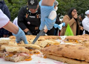 Personas preparan un pan con chicharrón en el distrito de Magdalena del Mar, en Lima (Perú). Foto de archivo. EFE/ Mikhail Huacán