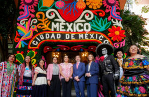 Fotografía cedida por la Secretaría de Turismo, de su titular Josefina Rodríguez (5-i) y el embajador de España en México Juan Duarte Cuadrado (5-d) mientras posan al término de una reunión en Ciudad de México (México). EFE/Secretareía de Turismo/SOLO USO EDITORIAL/NO VENTAS/SOLO DISPONIBLE PARA ILUSTRAR LA NOTICIA QUE ACOMPAÑA (CRÉDITO OBLIGATORIO)
