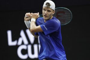Jakub Mensik, de Europa, en acción contra el australiano Alex de Miñaur durante el partido 10 de individuales de la Copa Laver de tenis en San Francisco, California (EE.UU.). EFE/JOHN G. MABANGLO