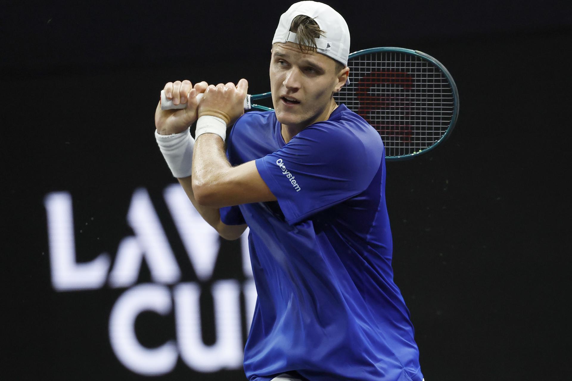Jakub Mensik, de Europa, en acción contra el australiano Alex de Miñaur durante el partido 10 de individuales de la Copa Laver de tenis en San Francisco, California (EE.UU.). EFE/JOHN G. MABANGLO