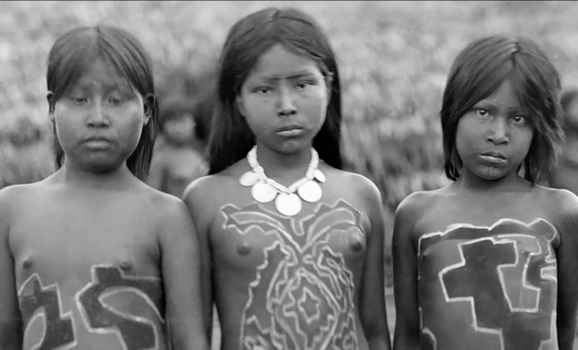 Fotograma cedido por Wilton Martínez del documental ´Shiringa' donde se observa a niñas indígenas durante la fiebre del caucho a inicios del siglo XX. La cinta peruana 'Shiringa' (árbol del caucho) dio inicio a su recorrido para recuperar el sentido de humanidad, tal como cuenta su director Wilton Martínez, en una sociedad que, en su mayoría, desconoce el martirio y el genocidio que sufrió la población indígena amazónica hace un siglo, durante el apogeo de la explotación del caucho liderada por el millonario empresario y posterior político Julio César Arana. EFE/ Wilton Martínez
