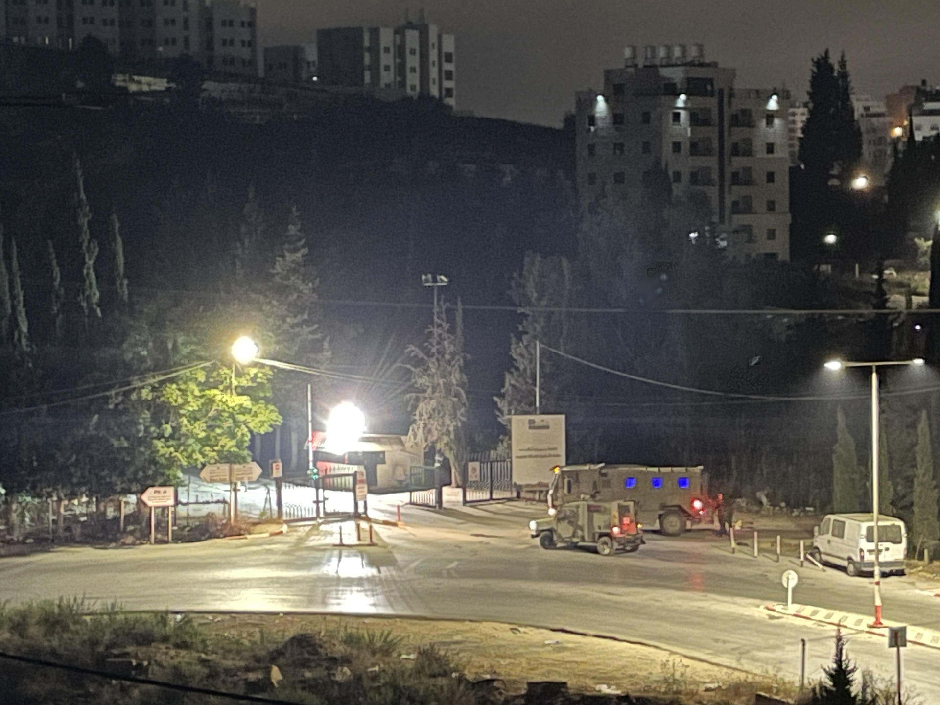 Once vehículos del Ejército israelí irrumpieron la madrugada de este lunes en el campus universitario de Birzeit en Ramala (centro de la Cisjordania ocupada) dejando al menos a cinco trabajadores del personal de seguridad heridos y numerosos daños en algunas de las facultades, confirmó a EFE la universidad. EFE/Universidad de Birzeit -SOLO USO EDITORIAL/SOLO DISPONIBLE PARA ILUSTRAR LA NOTICIA QUE ACOMPAÑA (CRÉDITO OBLIGATORIO)-