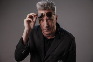 El cantante Loquillo durante una entrevista concedida a Efe con motivo del lanzamiento de su último trabajo. Loquillo sorprende este viernes con un disco que sirve como homenaje personal, pero también como tributo a lo que Lou Reed llamó 'Corazones legendarios' (así se llama el álbum), al rodearse para reinterpretar su extenso repertorio de grandes estrellas del rock patrio y de sorpresas como Raphael. EFE/Daniel González
