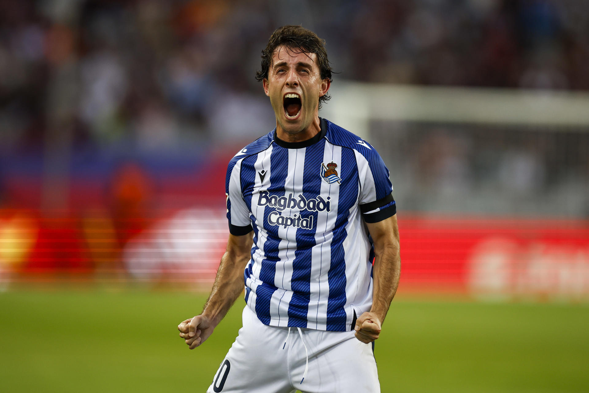 El defensa de la Real Sociedad, Álvaro Odriozola, celebra el primer gol del equipo donostiarra durante el encuentro correspondiente a la séptima jornada de Liga EA Sports que FC Barcelona y Real Sociedad disputaron en el estadio de Montjuic, en Barcelona. EFE/Alberto Estevez.
