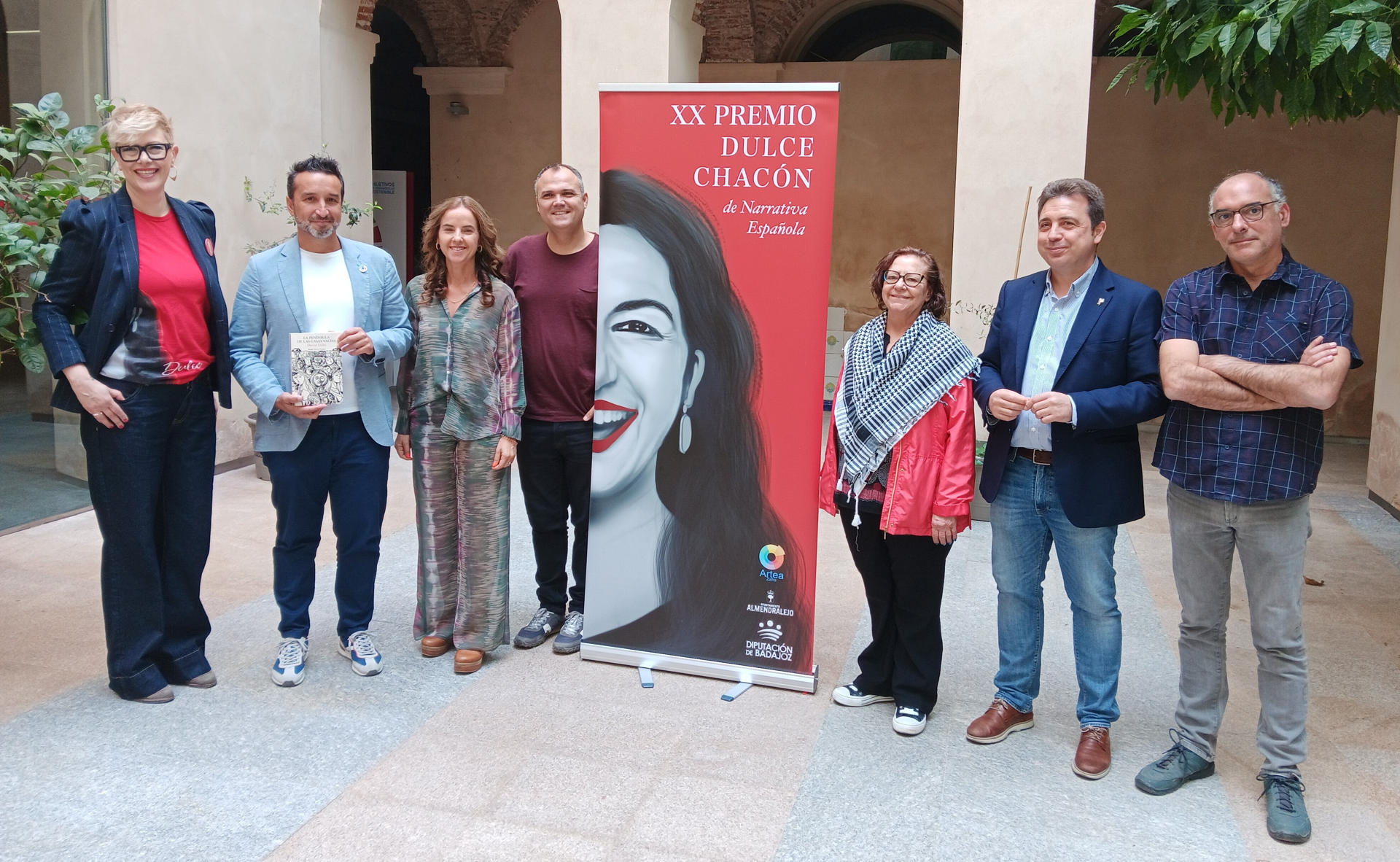 Jurado del Premio 'Dulce Chacón' de Narrativa Española tras dar a conocer la concesión del mismo al jienense David Uclés por' 'La Penínsínsula de las Casas Vacías', que aborda la Guerra Civil desde una perspectiva antibelicista. EFE/ José Luis Real