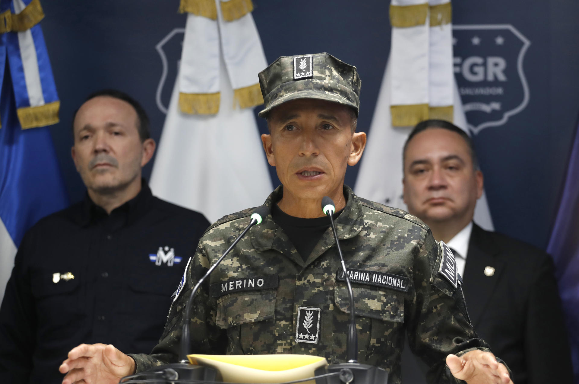 El ministro de defensa, René Merino Monroy, habla durante una rueda de prensa este miércoles, en la sede de la Fiscalía General de la República, en Antiguo Cuscatlán (El Salvador). EFE/ Rodrigo Sura