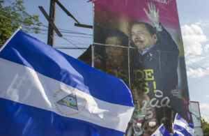 Fotografía de archivo que muestra banderas de Nicaragua sostenidas por personas durante una manifestación en contra del gobierno de Daniel Ortega, en Managua (Nicaragua). EFE/Jorge Torres/ARCHIVO